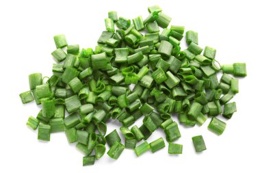 Beyaz arka planda taze yeşil soğan dilimleri