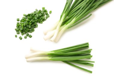 Beyaz arka planda taze yeşil soğan dilimleri