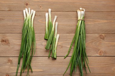 Ahşap zemin üzerinde taze yeşil soğan