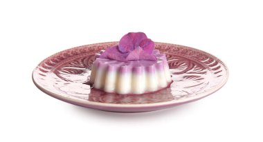 Beyaz arka planda güzel bir ortanca çiçekli panna cotta tabağı.