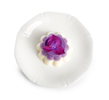 Beyaz arka planda güzel bir ortanca çiçekli panna cotta tabağı.