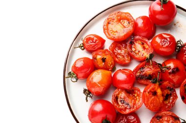 Beyaz arka planda lezzetli ızgara domatesli tabak.