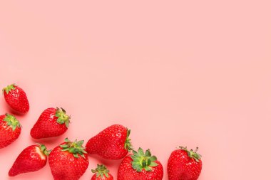 pembe bir arka plan üzerinde taze çilek