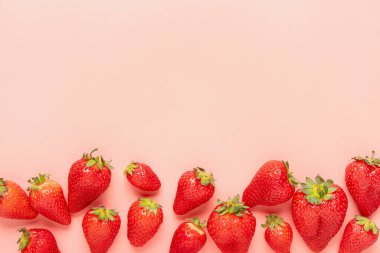 pembe bir arka plan üzerinde taze çilek