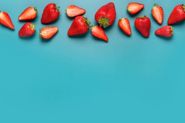 mavi zemin üzerine taze çilek
