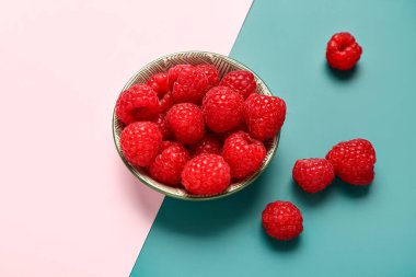 Renkli arkaplanda taze ahududu tabağı