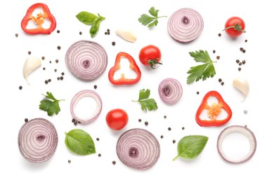 Taze soğan dilimleri, dolmalık biber ve beyaz arka planda baharatlar ile kompozisyon