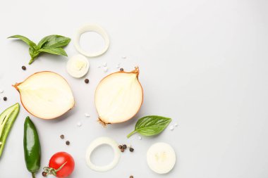 Taze soğan, jalapeno, domates ve baharatlar.