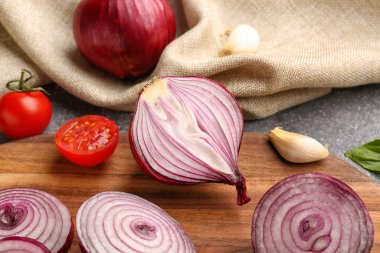 Taze soğan dilimleri, domatesler ve sarımsaklı masa, yakın plan.