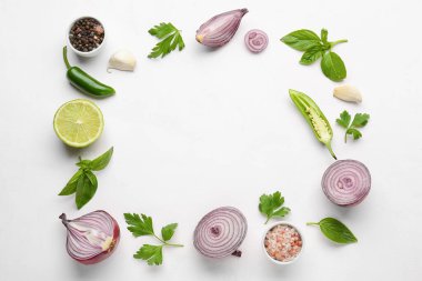Taze soğan, jalapeno, limon ve baharattan yapılmış çerçeve beyaz arka planda