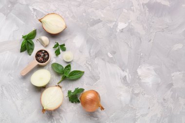 Hafif arkaplanda taze soğan ve baharatlı kompozisyon