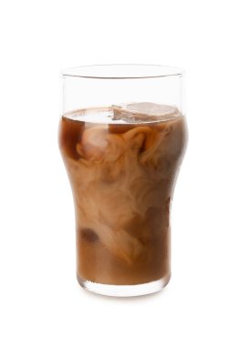 Beyaz arka planda bir bardak buzlu kahve