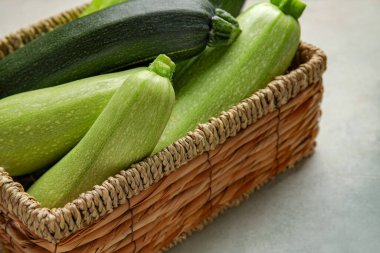 Hafif arka planda taze kabaklı hasır tepsi