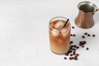 Hafif arka planda sütlü lezzetli buzlu kahve.