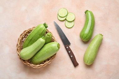 Hafif arka planda taze kabaklı hasır sepet.