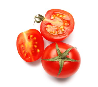 Beyaz arka planda taze domates dilimleri