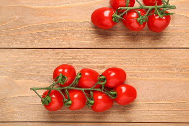 Ahşap zemin üzerinde taze kiraz domatesleri