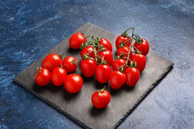 Mavi arka planda taze vişne domatesli tahta