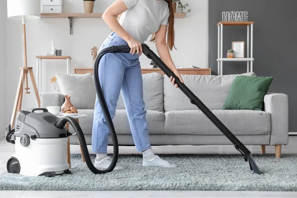 Young Woman Vacuuming Carpet Home — Fotografia de Stock