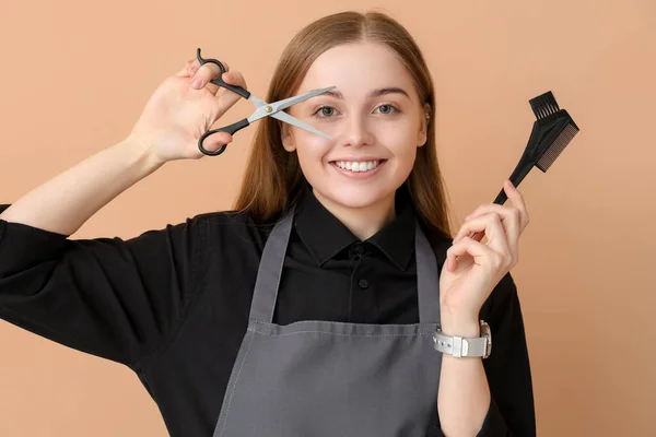 Kobieta Fryzjer Nożyczkami Szczotką Beżowym Tle Zbliżenie — Zdjęcie stockowe