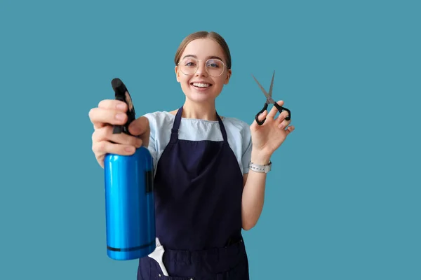 Cabeleireiro Feminino Com Tesoura Spray Sobre Fundo Azul — Fotografia de Stock