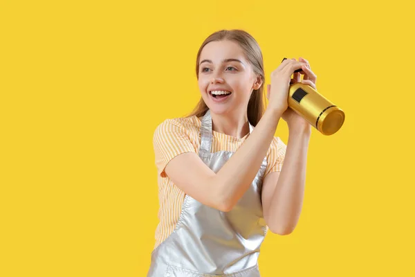 Cabeleireiro Feminino Com Spray Sobre Fundo Amarelo — Fotografia de Stock