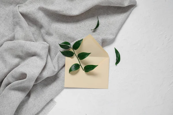 Envelope Com Ramificação Eucalipto Toalha Mesa Enrugada Cinza Mesa Branca — Fotografia de Stock