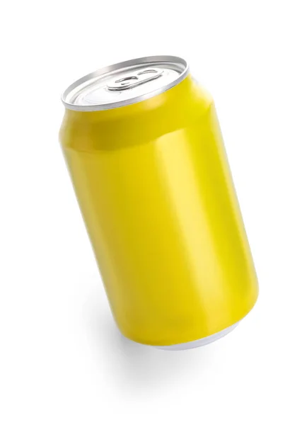 Lata Amarela Refrigerante Fundo Branco — Fotografia de Stock