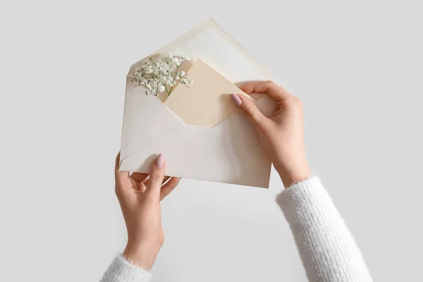 Vrouw Met Enveloppe Met Blanco Uitnodigingskaart Gypsophila Bloemen Witte Achtergrond — Stockfoto