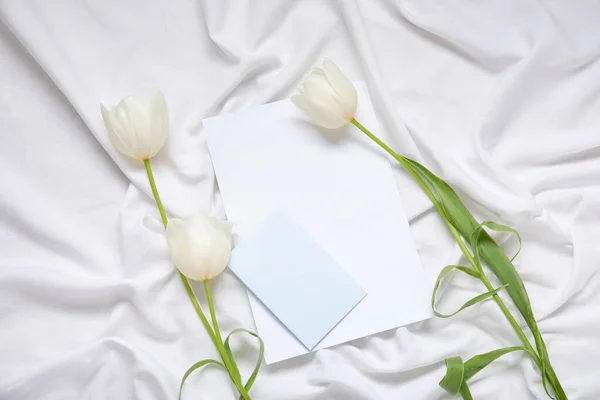 Blanco Uitnodigingskaarten Tulpenbloemen Wit Verschrompeld Tafelkleed — Stockfoto