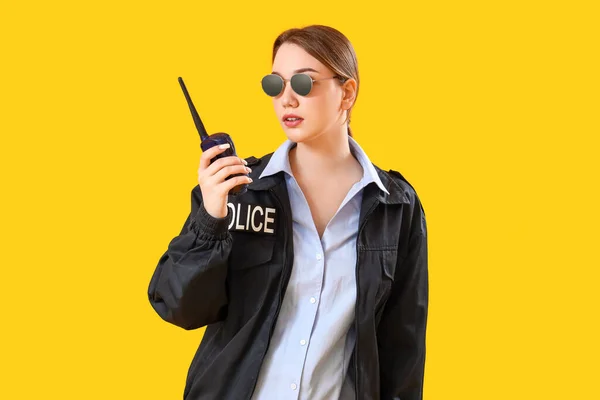 Sarı Arka Planda Radyo Vericisi Olan Kadın Polis Memuru — Stok fotoğraf