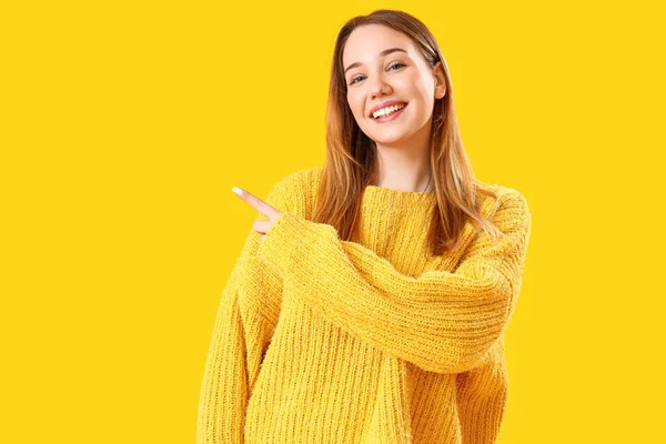 Beautiful Young Woman Pointing Something Yellow Background — Stock Photo, Image