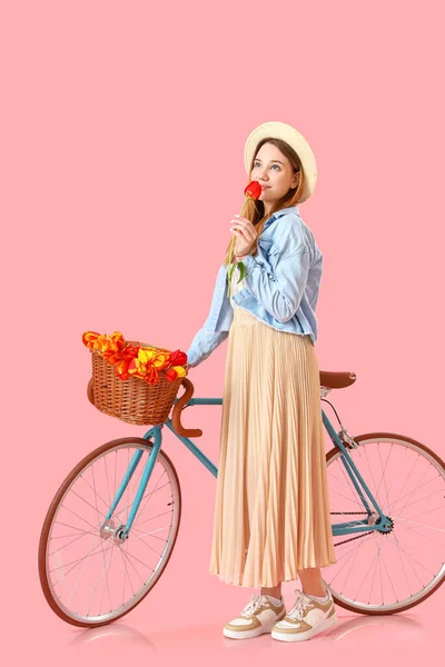 Ung Kvinna Med Cykel Och Tulpan Rosa Bakgrund — Stockfoto