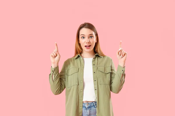 Beautiful Young Woman Pointing Something Pink Background — Stock Photo, Image