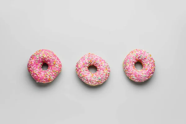 Zoete Donuts Grijze Achtergrond — Stockfoto