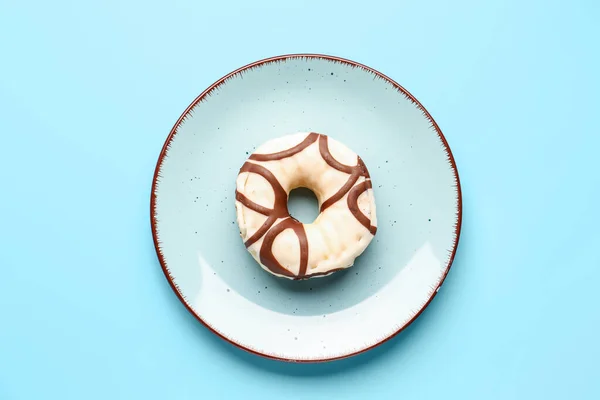 Teller Mit Süßem Donut Auf Blauem Hintergrund — Stockfoto