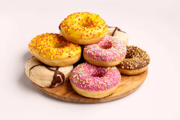 Tabuleiro Com Donuts Doces Fundo Branco — Fotografia de Stock