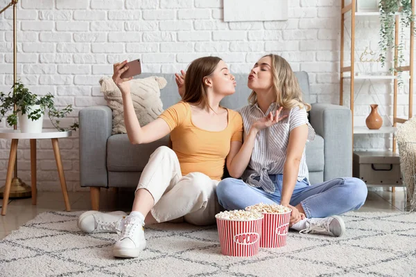 stock image Young sisters taking selfie at home