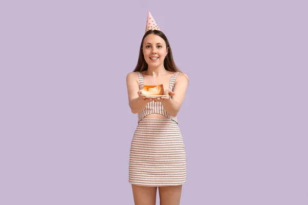 Schöne Junge Frau Mit Leckerer Geburtstagstorte Auf Fliederfarbenem Hintergrund — Stockfoto