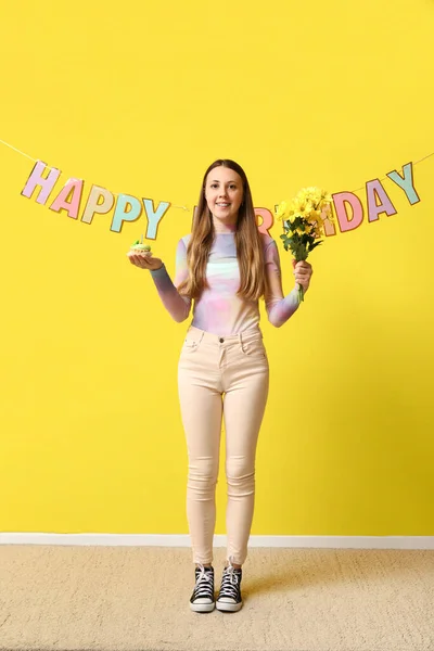 Mooie Jonge Vrouw Met Lekkere Verjaardagstaart Boeket Bloemen Gele Achtergrond — Stockfoto