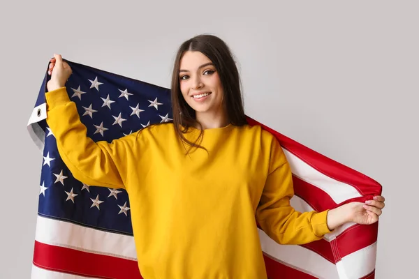Młoda Kobieta Flagą Usa Jasnym Tle — Zdjęcie stockowe