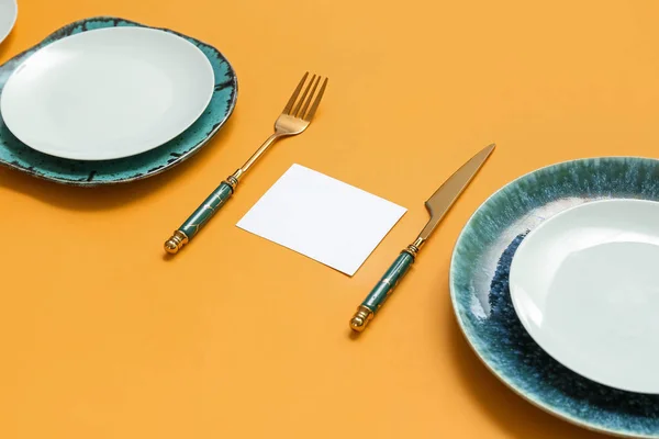 Composición Con Tarjeta Blanco Platos Cubiertos Sobre Fondo Naranja Primer — Foto de Stock