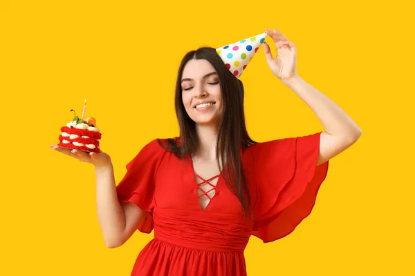 Mooie Jonge Vrouw Met Zoete Verjaardagstaart Gele Achtergrond — Stockfoto