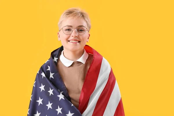 Jonge Vrouw Met Usa Vlag Gele Achtergrond Close — Stockfoto