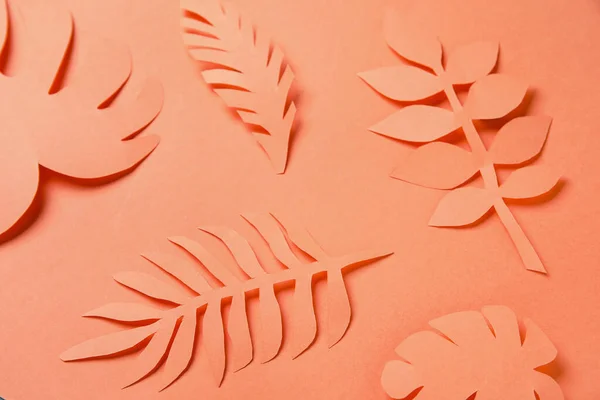 주황색 배경에 아름다운 종이접기 클로즈업 — 스톡 사진