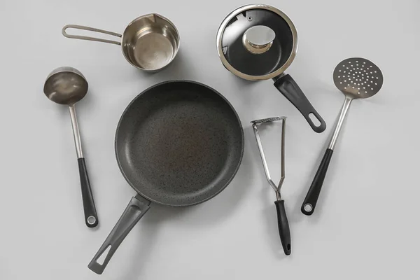 Kochtopf Pfanne Und Küchenutensilien Auf Grauem Hintergrund — Stockfoto