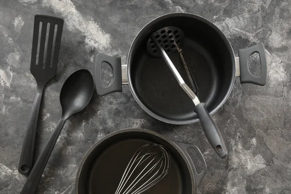 Μαγειρικές Κατσαρόλες Και Μαγειρικά Σκεύη Σκούρο Φόντο Grunge — Φωτογραφία Αρχείου