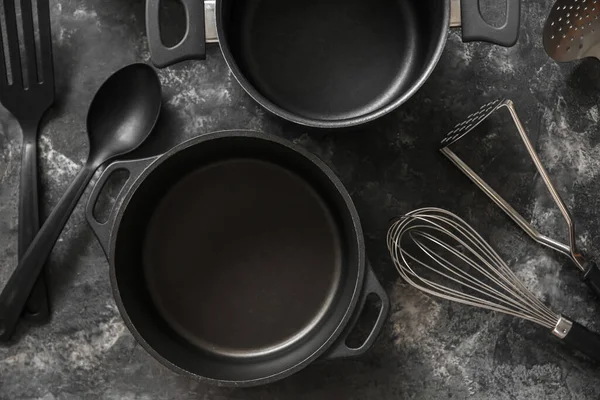 Kochtöpfe Und Küchenutensilien Auf Dunklem Grunge Hintergrund — Stockfoto