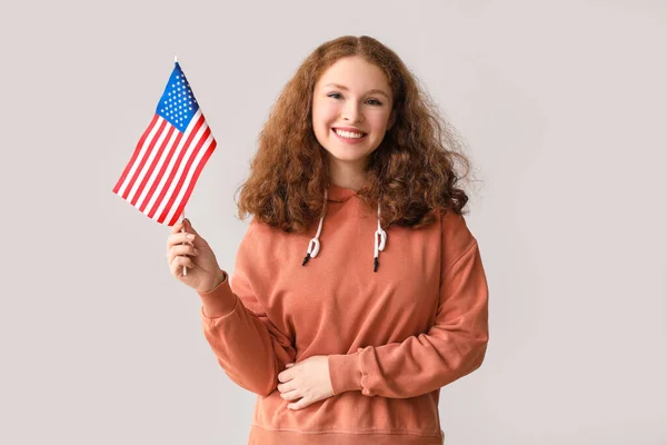Jonge Vrouw Met Usa Vlag Grijze Achtergrond — Stockfoto