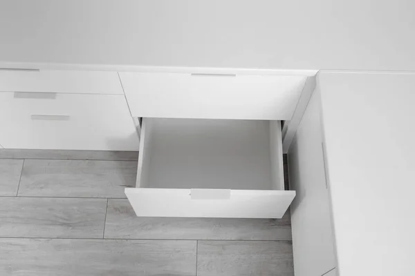 Белый Прилавок Открытыми Ящиками Легкой Кухне — стоковое фото